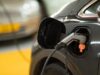 E-Auto ist an E-Ladesäule angeschlossen.